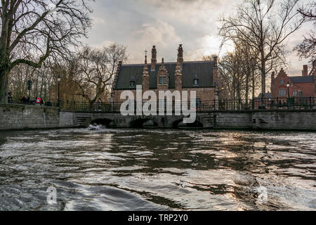 Vieille rue pittoresque de Bruges avec des maisons médiévales, canal et le pont. Ville de Bruges rue tourné depuis le bateau. Banque D'Images