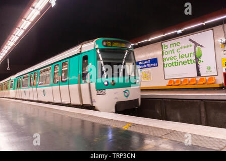 Malakoff, FRANCE, banlieues de Paris, quai de la station de métro RATP, annonce de métro, panneaux publicitaires, intérieurs de train de métro, ligne 13 de la RATP Banque D'Images