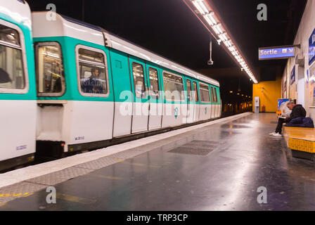 Malakoff, FRANCE, banlieues de Paris, Station de métro RATP, intérieur des tubes, quai, ligne 13 Banque D'Images