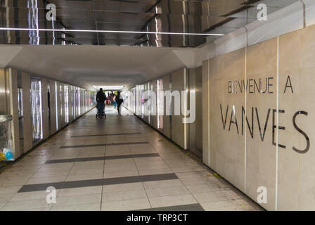Vanves Malakoff, FRANCE, banlieue parisienne, couloir intérieur, Station de métro, Intérieur moderne avec train de tubes Banque D'Images