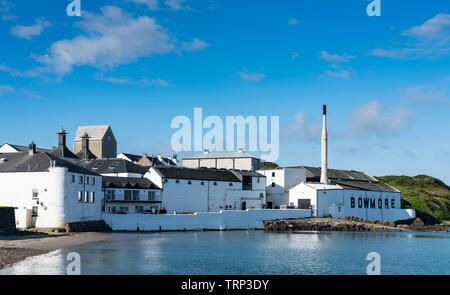 Vue de la Distillerie Bowmore sur l'île d'Islay dans Hébrides intérieures de l'Écosse, Royaume-Uni Banque D'Images