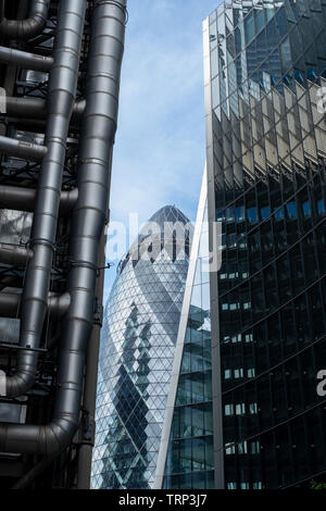 Le Gherkin Building à 30 St Mary Axe dans la ville de London financial district, visible derrière le bâtiment de la Lloyd's of London et l'édifice Willis Banque D'Images