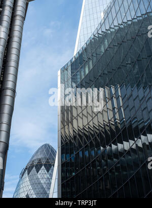 Le Gherkin Building à 30 St Mary Axe dans la ville de London financial district, visible derrière le bâtiment de la Lloyd's of London et l'édifice Willis Banque D'Images