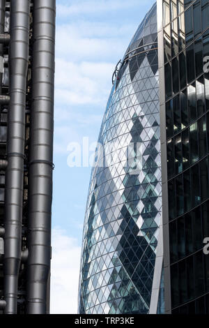 Le Gherkin Building à 30 St Mary Axe dans la ville de London financial district, visible derrière le bâtiment de la Lloyd's of London et l'édifice Willis Banque D'Images