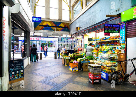 Stand de fruits et légumes dans une galerie marchande 1950 passage de Peckham Rye, London, UK Banque D'Images