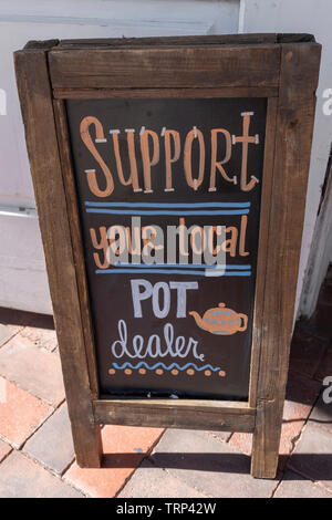 "Support your local dealer pot', signe pour magasin de thé dans la vieille ville, Albuquerque, Nouveau Mexique Banque D'Images