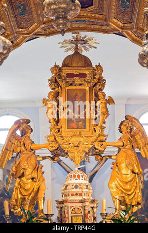 Autel principal (17e siècle) du mausolée de cathédrale Saint-domnius dans le palais de Dioclétien de Split dispose de deux anges baroques dans motion flottante, Banque D'Images