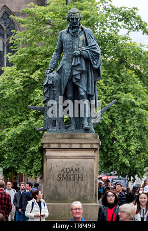 La statue d'Adam Smith (1723-1790), philosophe et économiste écossais,regarde vers le bas sur les piétons à l'extérieur de la Cathédrale Saint-Gilles d'Édimbourg, en Écosse. Banque D'Images