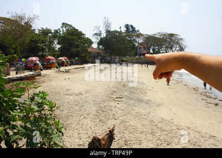 Tuk Tuk colorés crème glace camions parqués par la plage, à l'passé touristique de Cochin (Kochi) l'Inde pour un rempli de traiter dans la chaleur Banque D'Images