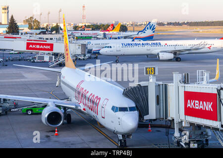 ANTALYA / Turquie - juin 6, 2019 : Boing 737 de Pegasus Airlines se dresse sur gate 113 à l'aéroport de Antalya, Turquie. Banque D'Images