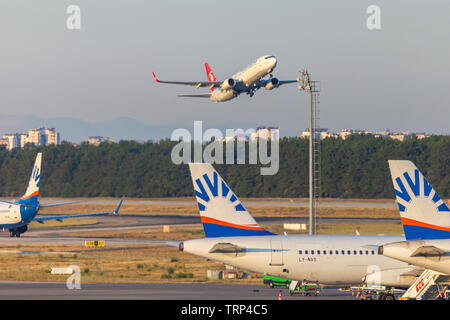 ANTALYA / Turquie - juin 6, 2019 : Boing 737-800 de Turkish Airlines démarre à partir de l'aéroport Antalya, Turquie. Banque D'Images