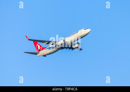 ANTALYA / Turquie - juin 6, 2019 : Boing 737-800 de Turkish Airlines vole sur airport Antalya, Turquie. Banque D'Images