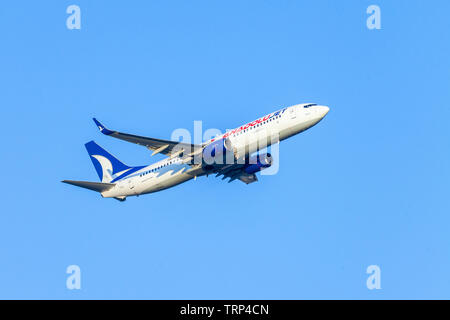 ANTALYA / Turquie - juin 6, 2019 : Boing 737-800 de Anadolujet survole l'aéroport Antalya, Turquie. Banque D'Images