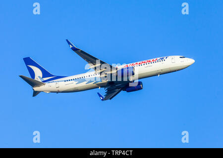 ANTALYA / Turquie - juin 6, 2019 : Boing 737-800 de Anadolujet survole l'aéroport Antalya, Turquie. Banque D'Images