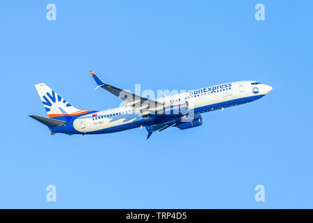 ANTALYA / Turquie - juin 6, 2019 : Boing 737-800 de SunExpress survole l'aéroport Antalya, Turquie. Banque D'Images