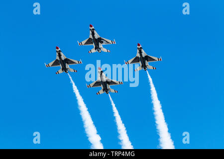 Wantagh, New York, USA - 24 mai 2019 : La United States Air Force Thunderbirds effectuer formation diamant sur ma tête en spectacle gratuit le vendredi de la MEM Banque D'Images