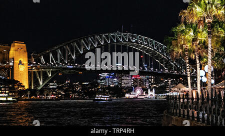 Sydney Harbour Bridge lit up at night Australie Banque D'Images