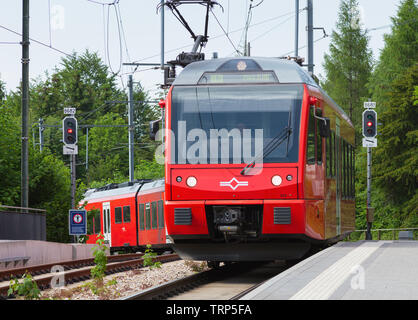 Zurich, Suisse - le 5 juin 2019 : un train de la ligne de chemin de fer de l'Uetliberg arrivant à la station sur le sommet du Mt. Uetliberg, accent principal sur l'avant Banque D'Images