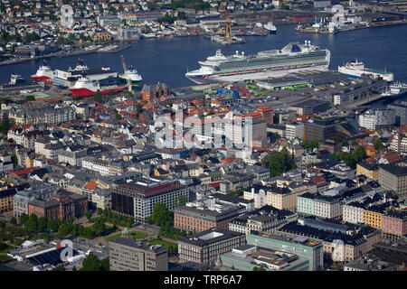 Vue sur Bergen avec un P&O Azura bateau de croisière au port, Bergen, Norvège Banque D'Images