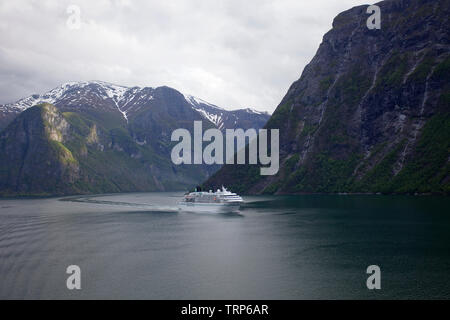 Bateau de croisière voile Amadea dans les fjords de Flaam, Norvège Banque D'Images