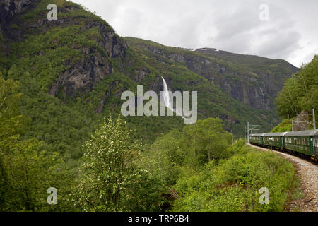 Une vue de la vallée de Flam et chute d'Rjoande du Flam Railway, la Norvège Banque D'Images