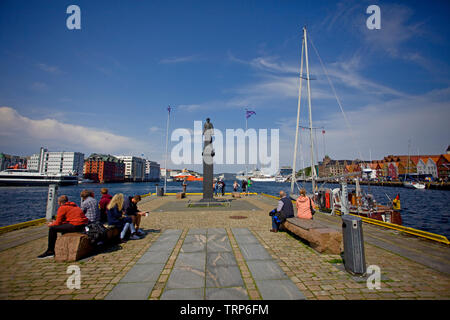 Bergen Bryggen Hanseatic de bâtiments commerciaux le long de la côte orientale de l'Vagen Harbour à Bergen, Norvège Banque D'Images