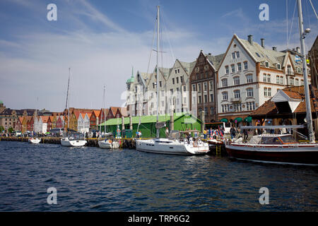 Bryggen Bergen avec une série de bâtiments commerciaux hanséatique bordant la côte orientale de l'Vagen port. Bergen, Norvège Banque D'Images