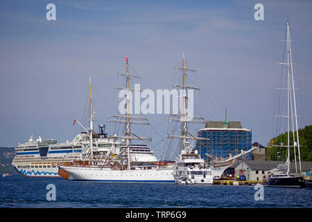 Les bateaux et les navires dans le port de Bergen, Norvège Vagen Banque D'Images