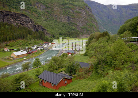 Vue vers le bas du village avec l'église dans flamsdalen flam vallée, Norvège Banque D'Images