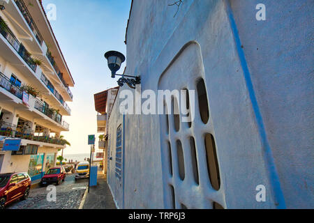 Puerta Vallarta, Mexique-18 Avril, 2018 : les rues de Puerto Vallarta au coucher du soleil près de la promenade en front de mer (Malecon) et plages Banque D'Images