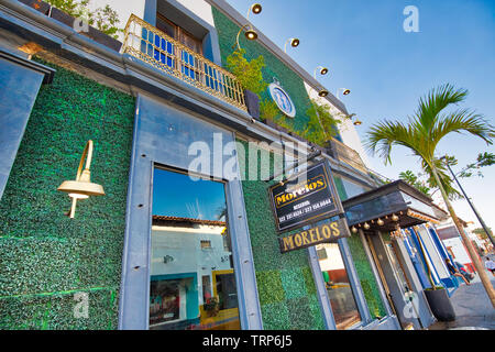 Puerta Vallarta, Mexique-18 Avril, 2018 : les rues de Puerto Vallarta au coucher du soleil près de la promenade en front de mer (Malecon) et plages Banque D'Images