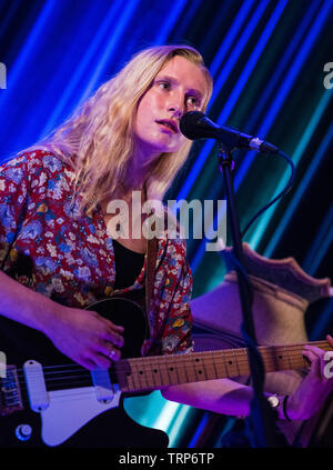 Phénomène nouveau chanteur folk Billie la martre, l'exécution d'une fête intime concert live avec son groupe au Club à Harrogate, North Yorkshire, England, UK Banque D'Images