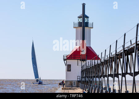 Saint Joseph, Michigan, USA - 4 mai 2019 : La vue de la jetée nord, avec le phare et un voilier quittant le port Banque D'Images