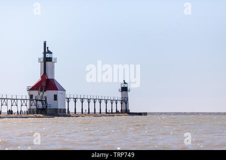 Saint Joseph, Michigan, USA - 4 mai 2019 : Vue de la Jetée Nord phare du Lac Michigan Banque D'Images