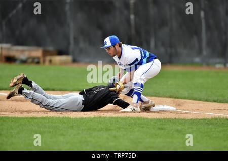 Base Runner plongée sous-marine retour à la première base en toute sécurité sur un pick off pas de la cruche. USA. Banque D'Images