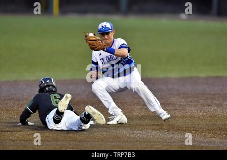 À l'aide d'un coureur de tête la première diapositive pour arriver en toute sécurité à la deuxième base avec un vol de base comme un joueur attend une fin pas de la catcher. USA Banque D'Images