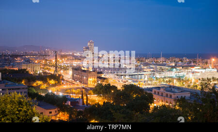 Nuit dans la ville de Barcelone en Catalogne, Espagne. Monument de Christophe Colomb et le boulevard le long de Port Vell. Banque D'Images