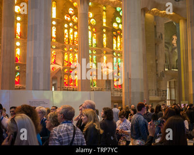 Barcelone, Espagne. Mai 2019. L'intérieur de la Sagrada Familia. Conçu par Gaudi, la cathédrale est en cours de construction depuis le 19 mars 1882 et est toujours en cours Banque D'Images