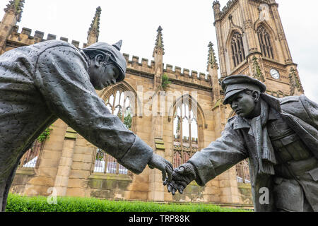 Statue,trêve,nommé,tous ensemble,PAR,Andy Edwards,l'église bombardée, Liverpool, Angleterre Banque D'Images