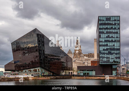 Voir l'ensemble,Canning Dock,Immeuble de bureaux modernes,Liver Building,Pier Head,Mann Island,Liverpool, Angleterre Banque D'Images