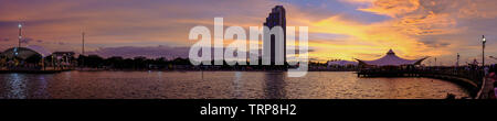 Le panorama du paysage plage Pont Ancol Jakarta Utara Indonésie quand le coucher du soleil Banque D'Images