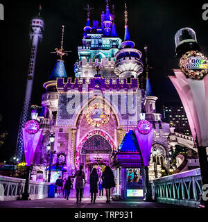 Séoul, Corée du Sud - 6 Avril 2018 : Un bel éclairage de nuit au Château des terres magiques, Lotte World. Banque D'Images