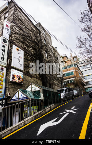 Séoul, Corée du Sud - 10 Avril 2018 : la signalisation routière (pas de virage à droite flèche) à Hongik. Banque D'Images