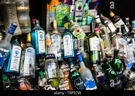 Séoul, Corée du Sud - 10 Avril 2018 : bouteilles d'alcool vides colorés placés au street de Hongik. Banque D'Images