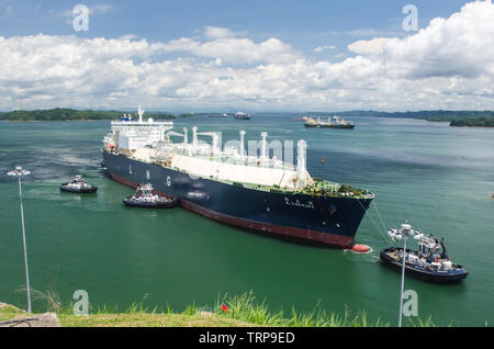 Méthanier en transit à travers l'élargissement du canal de Panama Banque D'Images