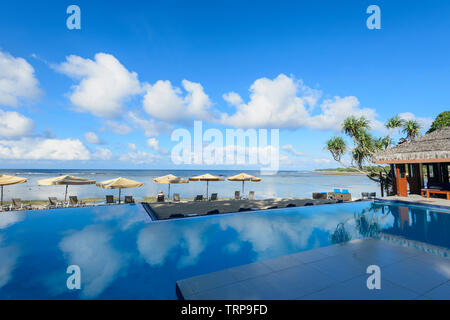 Piscine et à la plage Resort Breakas, Port Vila, Vanuatu, Mélanésie Banque D'Images