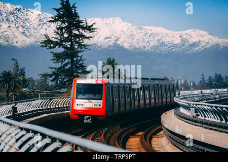 SANTIAGO, CHILI - Juillet 2016 : l'entrée du métro de Santiago, avec la station de la Trinité les montagnes enneigées derrière Banque D'Images