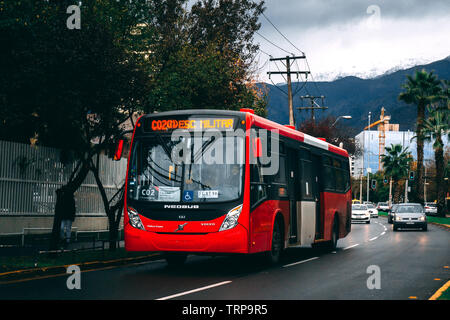 SANTIAGO, CHILI, mai 2017 : bus Transantiago Neobus Mega BRT entrer dans le centre-ville de Santiago Banque D'Images