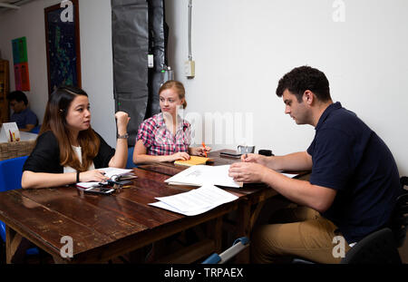 Manille, Philippines - 10 août, 2016 : un groupe de personnes discuter des idées dans un café, réunion d'affaires décontractée Banque D'Images