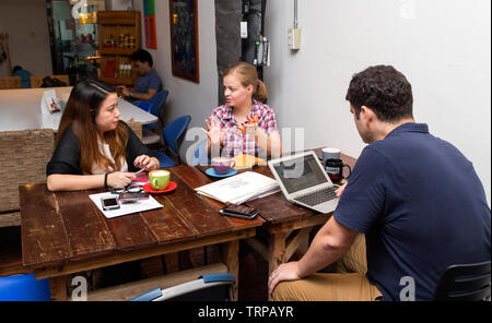 Manille, Philippines - 10 août, 2016 : un groupe de personnes discuter des idées dans un café, réunion d'affaires décontractée Banque D'Images